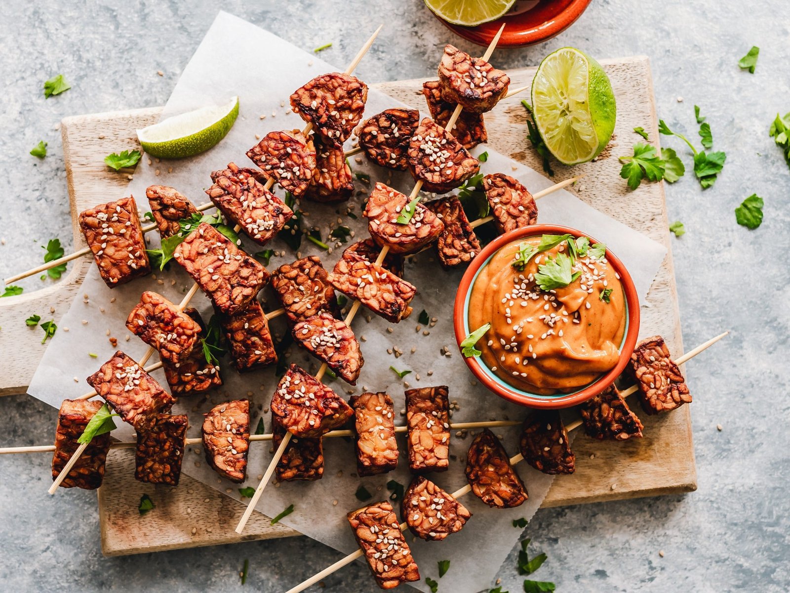 barbecue tempeh and sliced lemon fruit